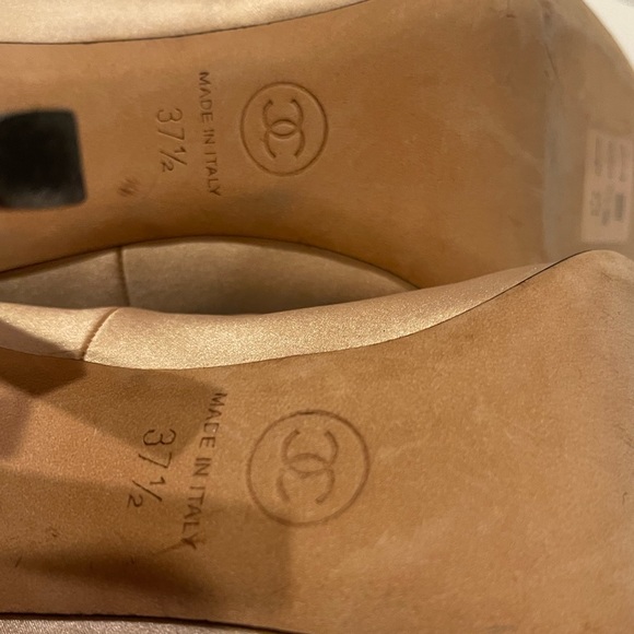 Authentic CHANEL champagne silk satin heels with pearl detail size 37.5 - Picture 7 of 8
